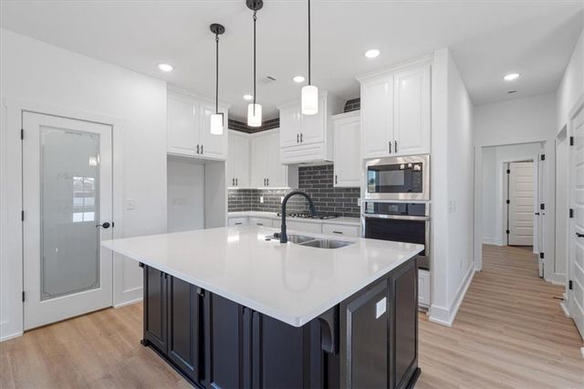 6904 SW Orange Avenue, Bentonville, AR 72713