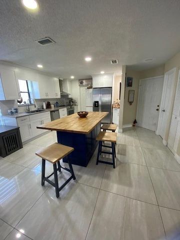 1701 WOODBRIDGE LAKES Circle, West Palm Beach, FL 33406