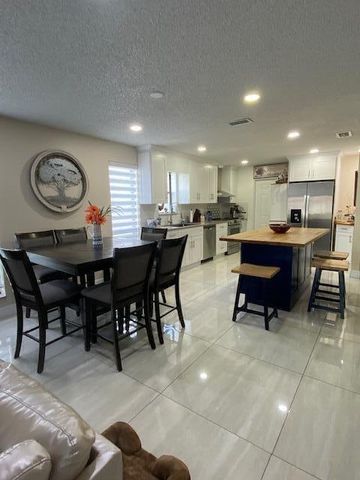 1701 WOODBRIDGE LAKES Circle, West Palm Beach, FL 33406