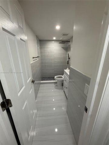 1555 W 44th Pl 203, Hialeah, FL 33012