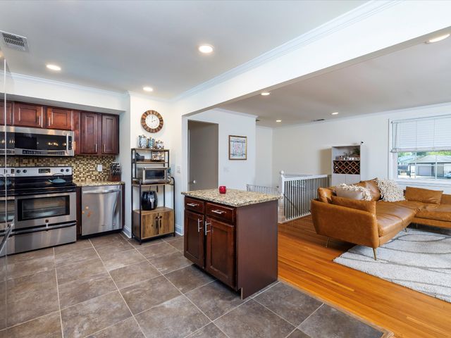 605 Des Moines Dr, Hermitage, TN 37076