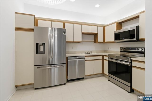 5301 Richmond Road 301, West Milford, NJ 07480