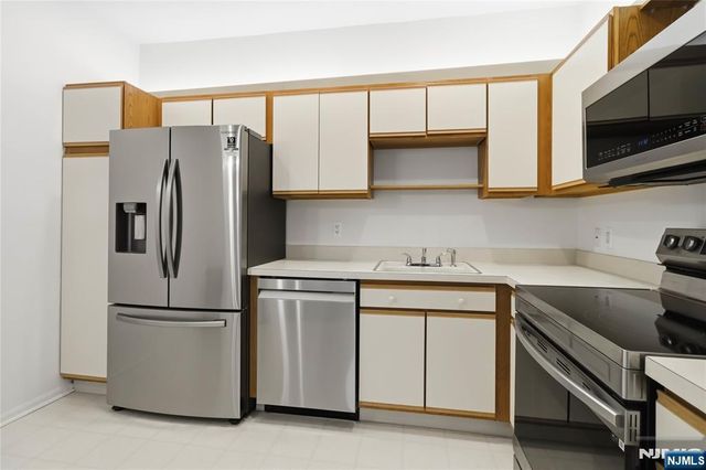 5301 Richmond Road 301, West Milford, NJ 07480