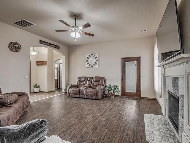 925 SW 14th Street, Moore, OK 73160