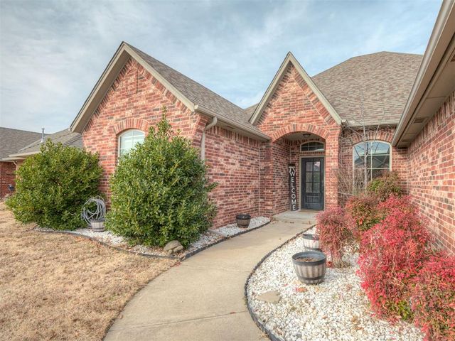 925 SW 14th Street, Moore, OK 73160