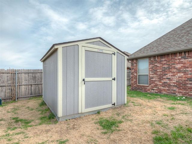 925 SW 14th Street, Moore, OK 73160