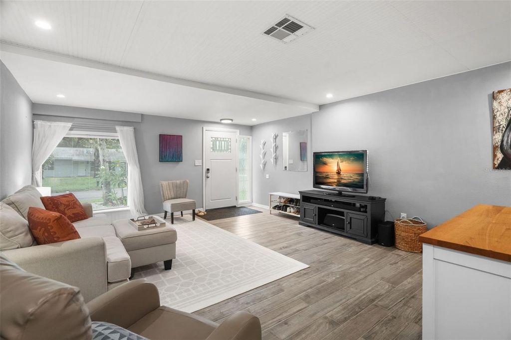 Image 2 of property listing at 1663 SAN MATEO DRIVE, Dunedin, FL 34698