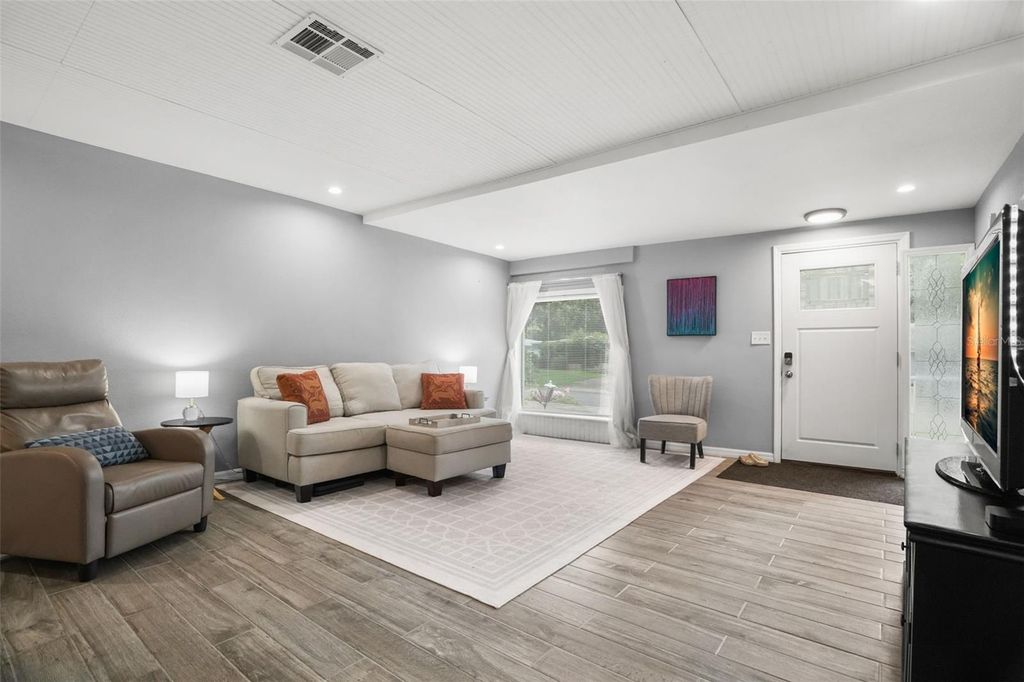 Image 8 of property listing at 1663 SAN MATEO DRIVE, Dunedin, FL 34698