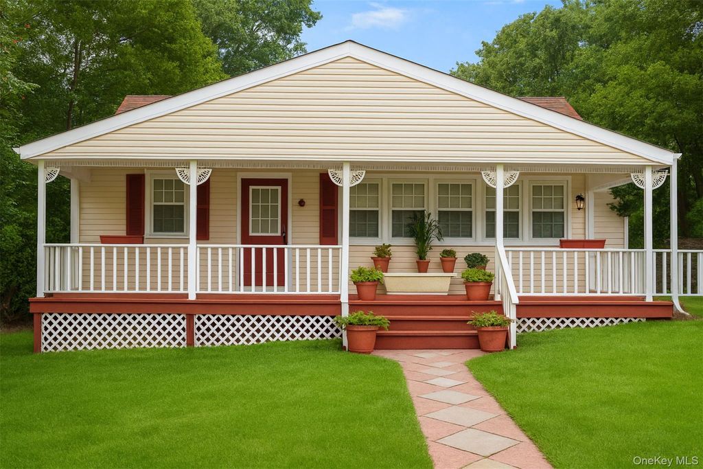 10 Pinedale Avenue, Farmingville, NY 11738