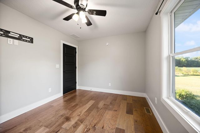 220 Davis Lane, Russell Springs, KY 42642