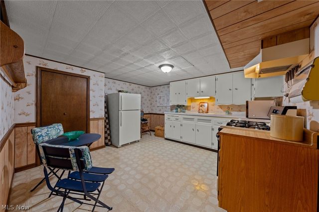 6110 Hollywood Drive, Parma, OH 44129
