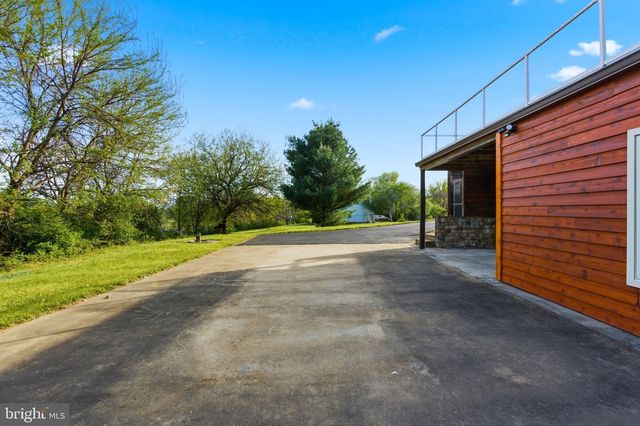 2 DIGIT LN, Bunker Hill, WV 25413