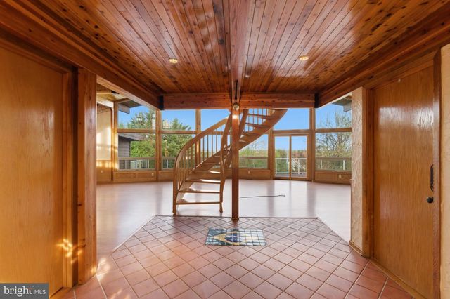 2 DIGIT LN, Bunker Hill, WV 25413