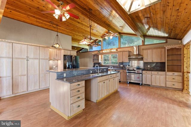 2 DIGIT LN, Bunker Hill, WV 25413