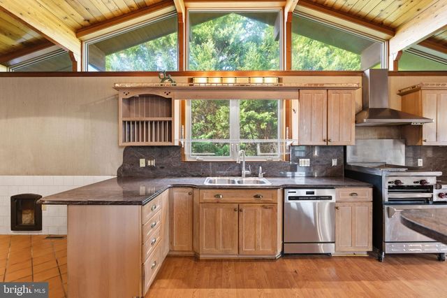 2 DIGIT LN, Bunker Hill, WV 25413