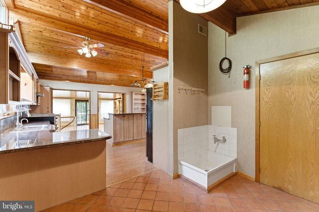 2 DIGIT LN, Bunker Hill, WV 25413