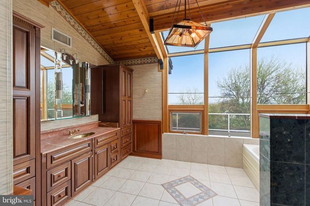 2 DIGIT LN, Bunker Hill, WV 25413