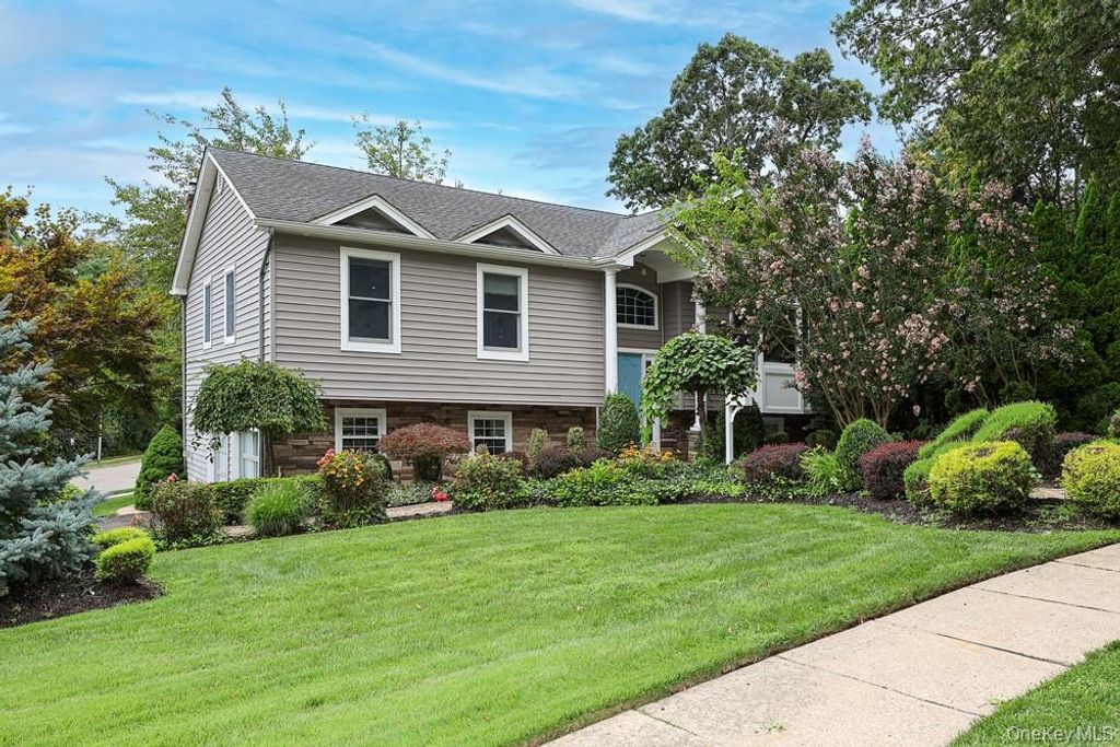29 Puritan Lane, Farmingdale, NY 11735 — photo 2