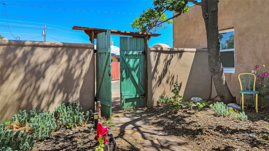 1530 Hickox Street, Santa Fe, NM 87505