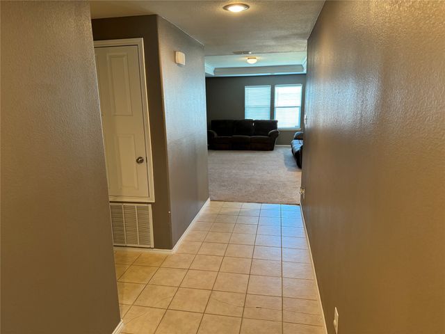 805 Underhill Drive, Arlington, TX 76002