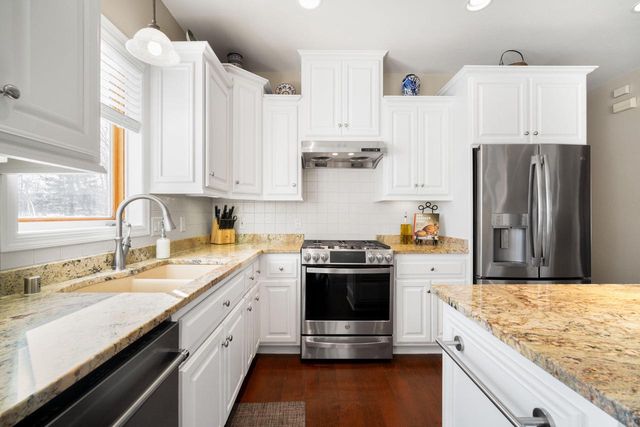 8086 S Meadowcreek COURT, Franklin, WI 53132