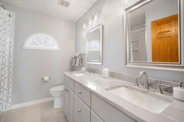 8086 S Meadowcreek COURT, Franklin, WI 53132