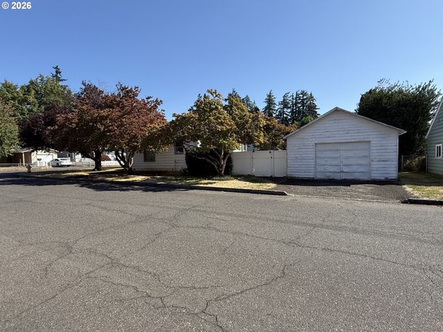 174 MACARTHUR St, St Helens, OR 97051