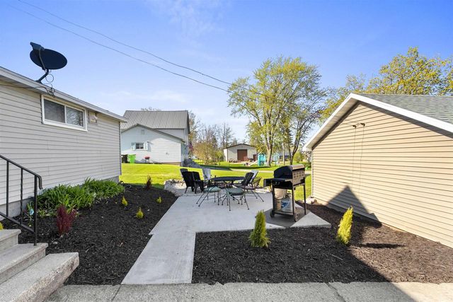 210 N OAKLAND AVENUE, Oconto Falls, WI 54154