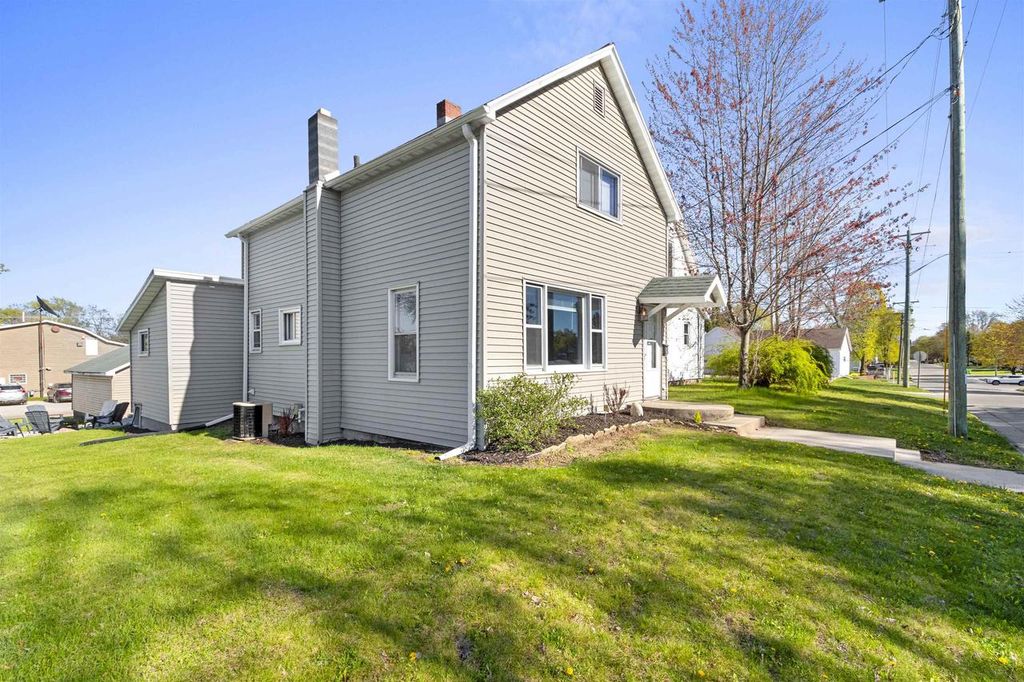 210 N OAKLAND AVENUE, Oconto Falls, WI 54154