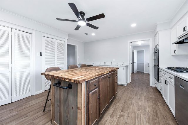 405 Karlis Drive, Alvin, TX 77511