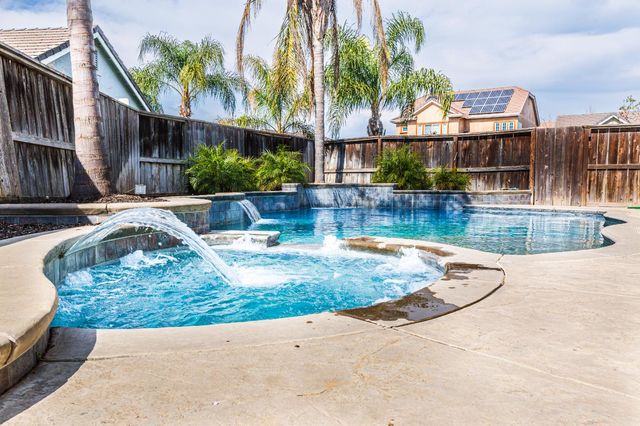 2608 Donner Trl, Riverbank, CA 95367