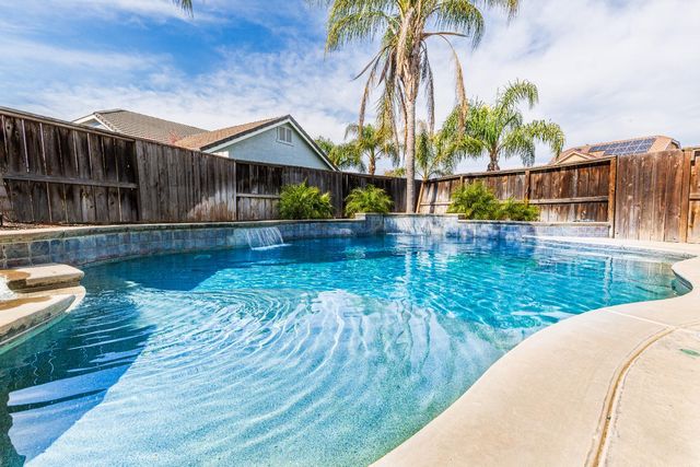 2608 Donner Trl, Riverbank, CA 95367