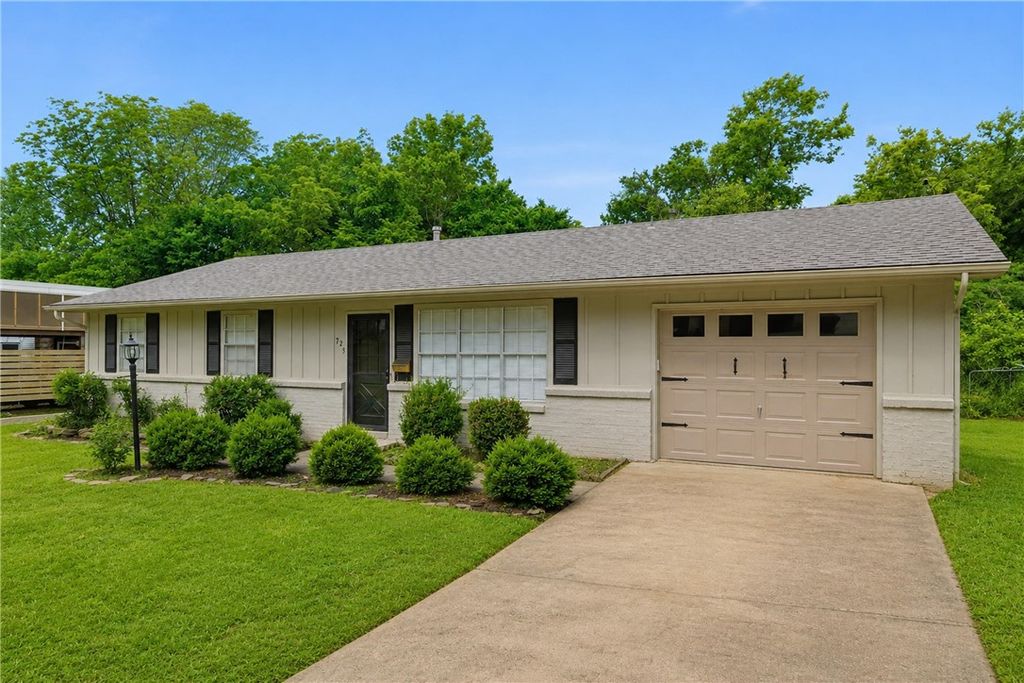 725 N Washington Avenue, Fayetteville, AR 72701