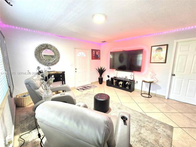 11152 SW 7th St, Sweetwater, FL 33174