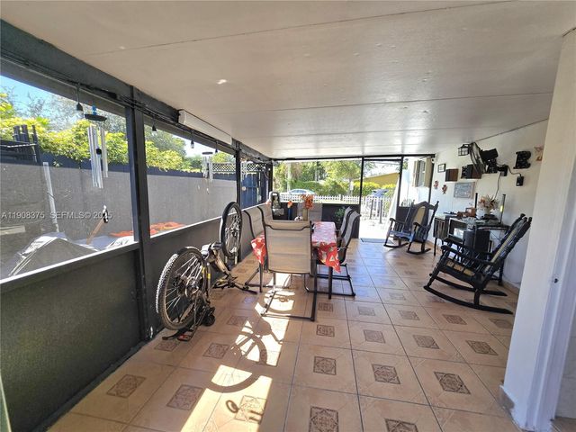 11152 SW 7th St, Sweetwater, FL 33174