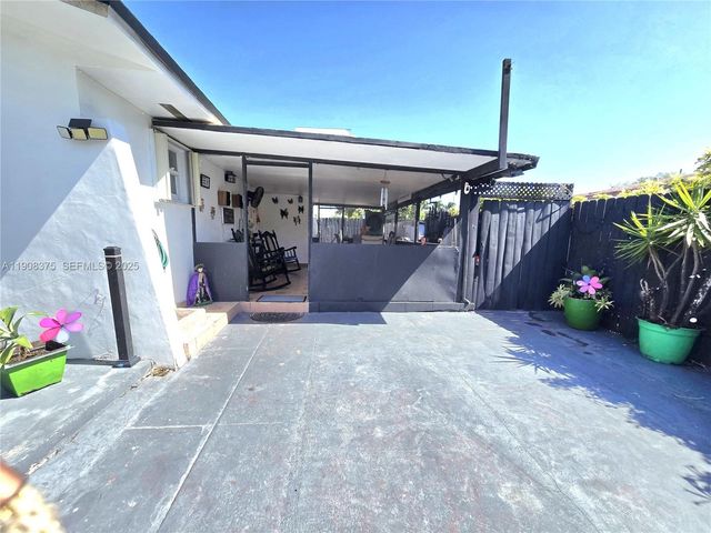 11152 SW 7th St, Sweetwater, FL 33174