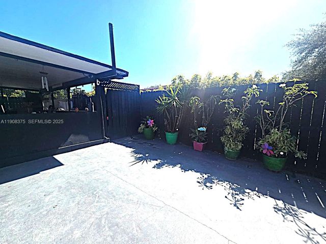 11152 SW 7th St, Sweetwater, FL 33174