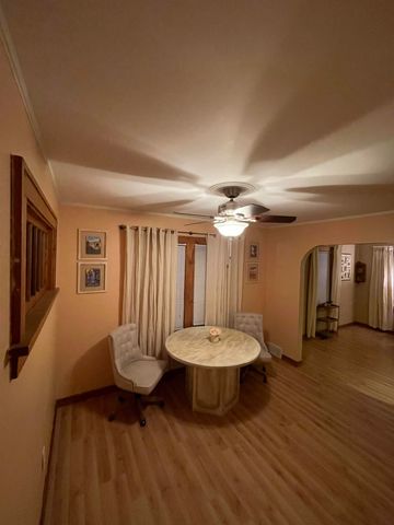 907 4TH ST SW, Minot, ND 58701