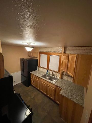 907 4TH ST SW, Minot, ND 58701