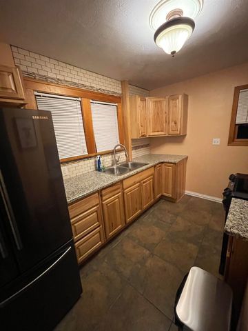 907 4TH ST SW, Minot, ND 58701