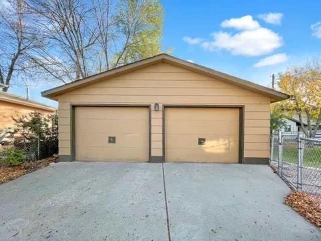 907 4TH ST SW, Minot, ND 58701