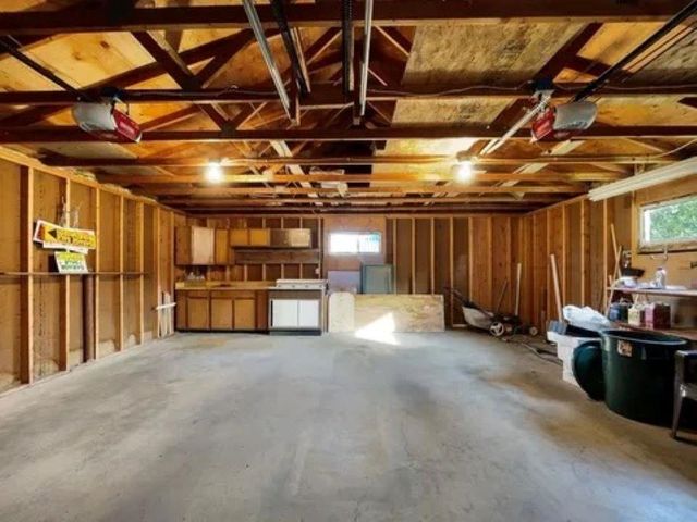 907 4TH ST SW, Minot, ND 58701