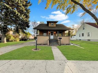 907 4TH ST SW, Minot, ND 58701