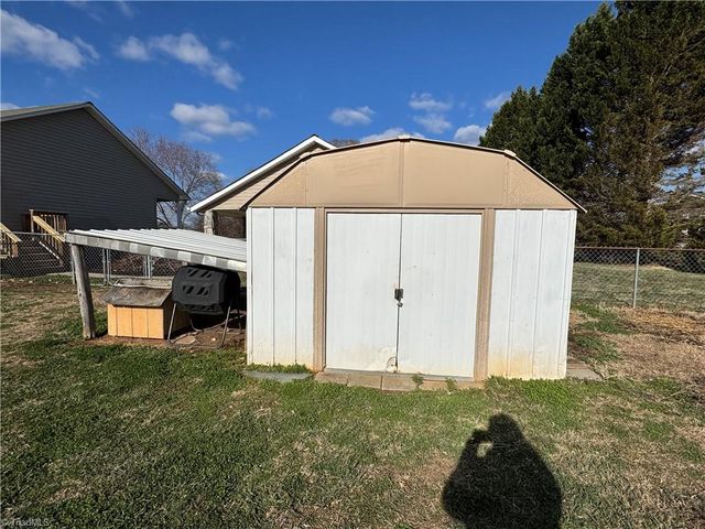 512 R L Norris Road, Linwood, NC 27299