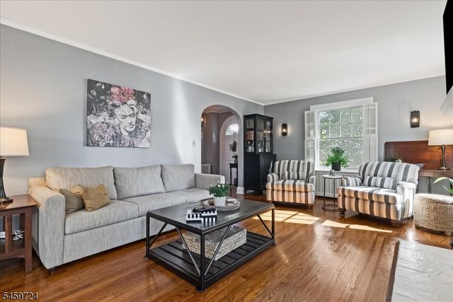 54 Elm St, Millburn Twp., NJ 07041