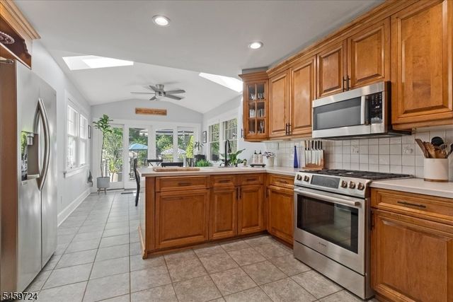 54 Elm St, Millburn Twp., NJ 07041