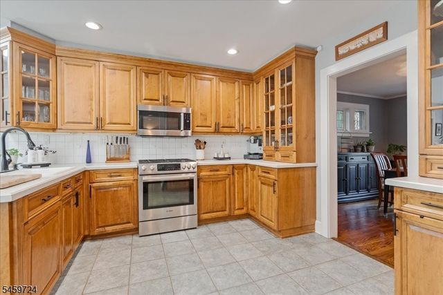54 Elm St, Millburn Twp., NJ 07041