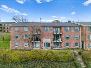 1060 Chatham Park Drive E, Scott Twp, PA 15216