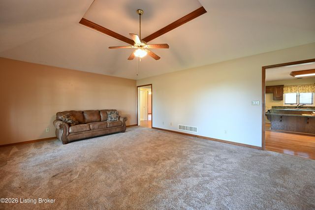 290 Hochstrasser Rd, Elk Creek, KY 40071