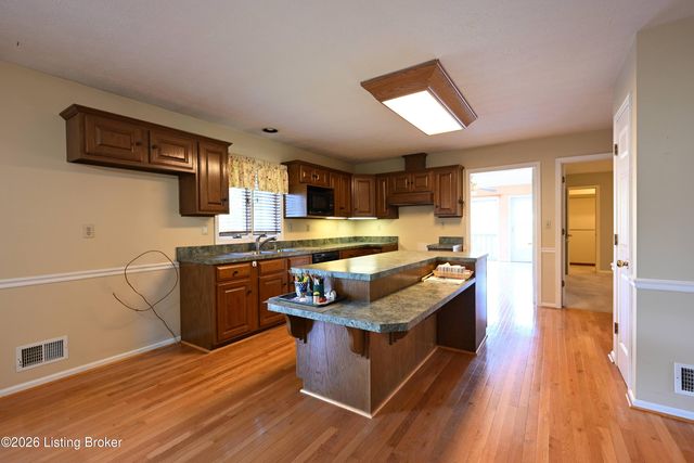 290 Hochstrasser Rd, Elk Creek, KY 40071